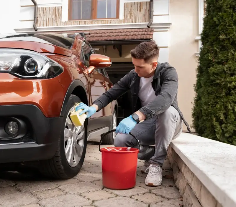 Lavage auto à domicile Saint-Loup-du-Dorat : professionnel intervenant sur un véhicule